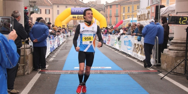 Aurelio Martinelli con le scarpe ai piedi:  maratonina di Crema 2016