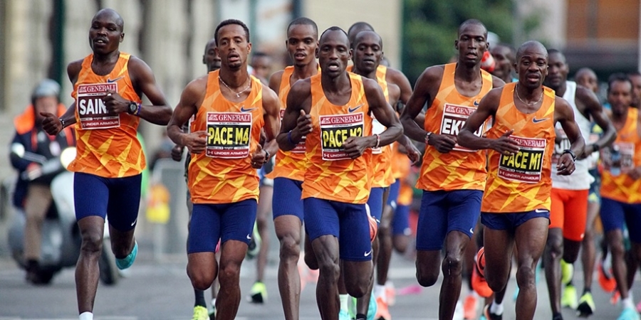 maratona di Milano 2021, si scorge Titus Ekiru attorniato da pacer, è il secondo da destra
