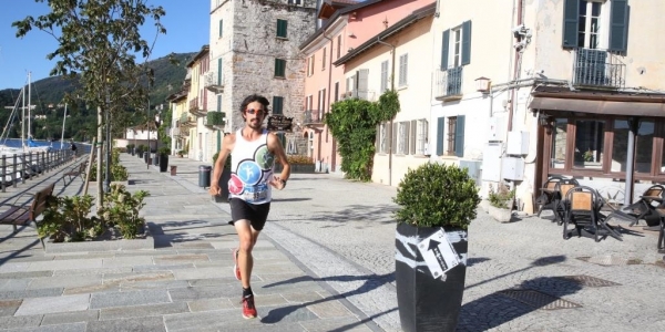 Adam Holland, vincitore del 2017, in un passaggio nel grazioso Borgo di Pella