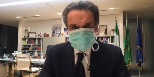 Il Governatore della Lombardia Attilio Fontana, firmatario dell&#039;ordinanza, mentre indossa la mascherina in maniera non ortodossa