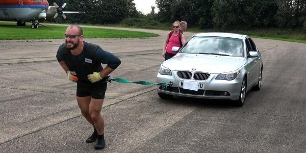 Completa maratona trainando un’auto per beneficenza
