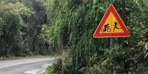 Pericolo podisti e ciclisti: un utile cartello stradale