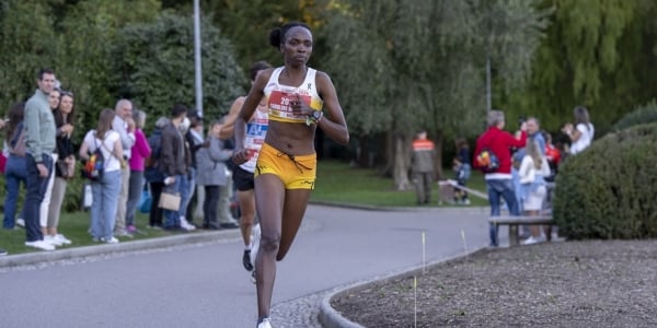 Caroline Gitonga in azionae al km 4, nello splendido parco Ciani