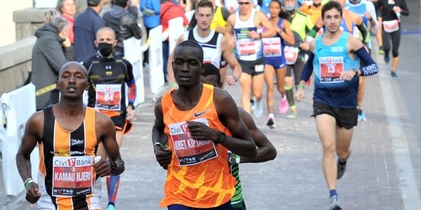 A sinistra, il vincitore della gara maschile, il keniano Simon Kamau Njeri 
