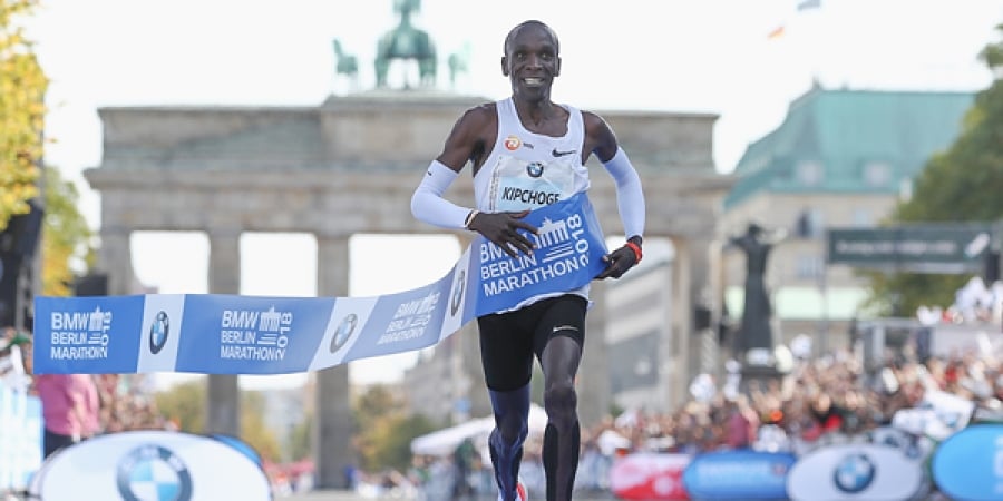 Berlin Marathon: Eliud Kipchoge fantascientifico con 2:01:39