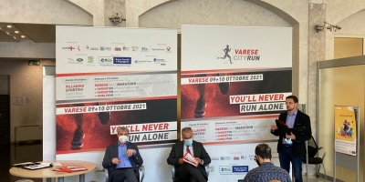 Un momento della conferenza, il patron Stefano Colombo  (in piedi) presenta la manifestazione