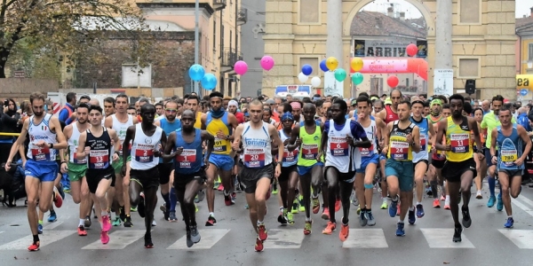 partenza edizione 2018. Sulla destra, pettorale numero 11, si scorge l&#039;etiope Dereje Tola Megerse, vincitore della mezza maratona