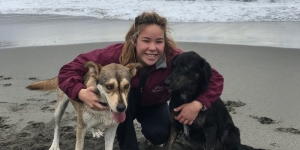 La &quot;morsicatrice&quot; Alma Cadwalader con due dei suoi cani (quello dell&#039;aggressione era più grande) in una foto non recentissima
