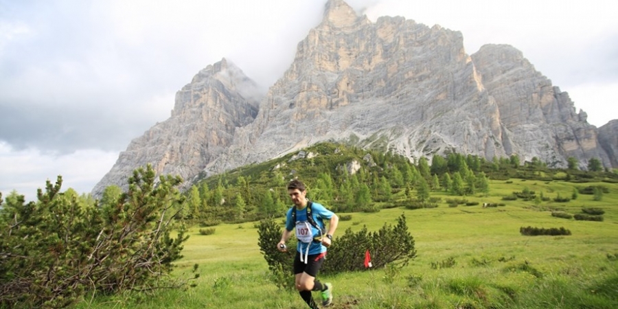 Passaggio di un atleta, sullo sfondo il maestoso Monte Pelmo