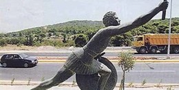 La statua di Fidippide sulla strada di Maratona