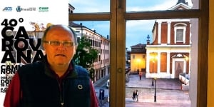 Giorgio Reginato osserva la piazza adiacente al ritrovo