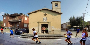 Sportivi dentro e attorno alla chiesa di S. Michele a Pianezzo (LC)