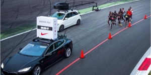 Una foto del Breaking2, nel 1.59 Challenge, l&#039;auto era ancora più vicina 