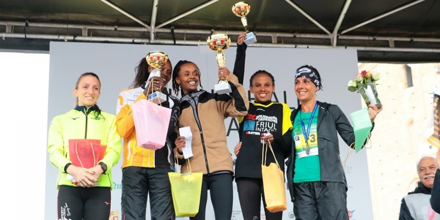 podio femminile, da sinistra Silvia Radaelli, Mary Wangari, Addisalem Tegegn, Gedamnesh Yayeh, Eliana Patelli 