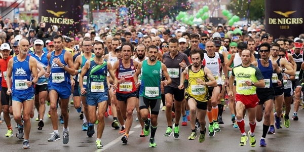 La partenza 2016 della Maratona d&#039;Italia di Fronte al Museo Ferrari