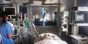 tipico posto letto di terapia intensiva, il paziente è intubato (ventilazione artificiale), vengono monitorati tutti i parametri vitali